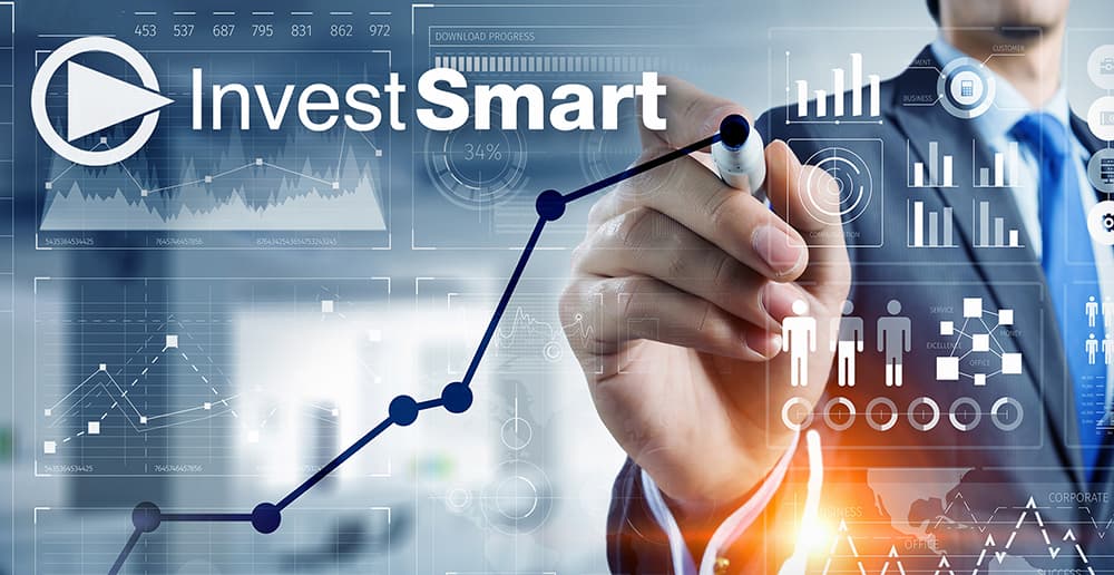 Mann im Anzug zeichnet einen Verlauf an ein unsichtbares Board neben vielen statistisch anmutenden Grafiken