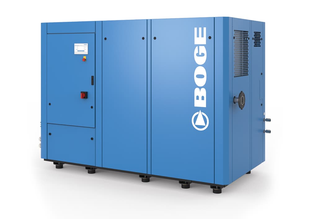 Ein BOGE Schraubenkompressor von der Baureihe S76-4 LDF auf weißem Hintergrund