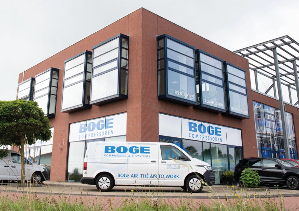 BOGE Standort Belgien Gebäude von außen, vor dem Gebäude steht ein BOGE Fahrzeug