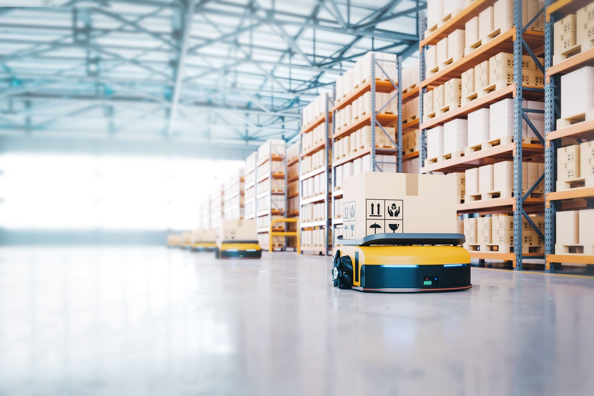 Mehrere gelbe, flache Roboter transportieren Pakete durch eine gefüllte Lagehalle.
