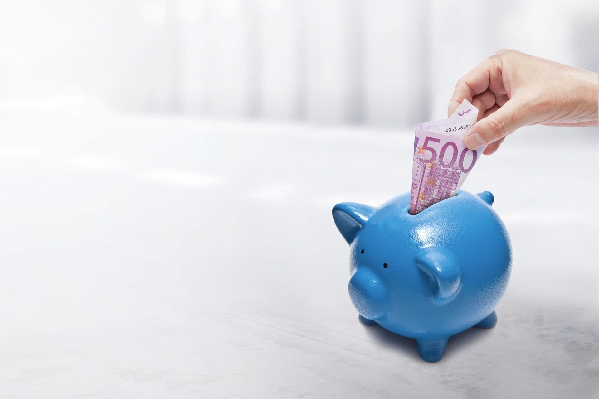 Ein blaues BOGE Sparschwein, wo Geld reingesteckt wird