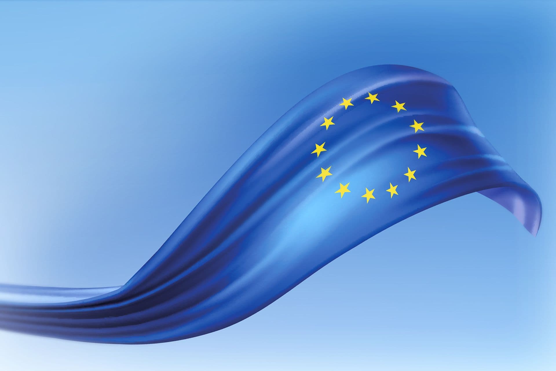 Blaue EU Flagge mit gelbem Sternenkreis weht im Wind auf hellblauem Hintergrund