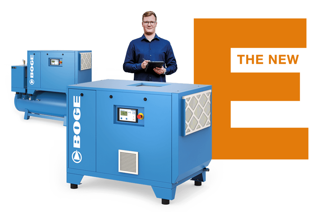 Blaue Schraubenkompressoren der E-Baureihe in unterschiedlichen Auspraegungen mit dahinterstehendem BOGE Ansprechpartner, der ein Tablet haelt und einem grossen orangen E als Logo der Baureihe rechts daneben