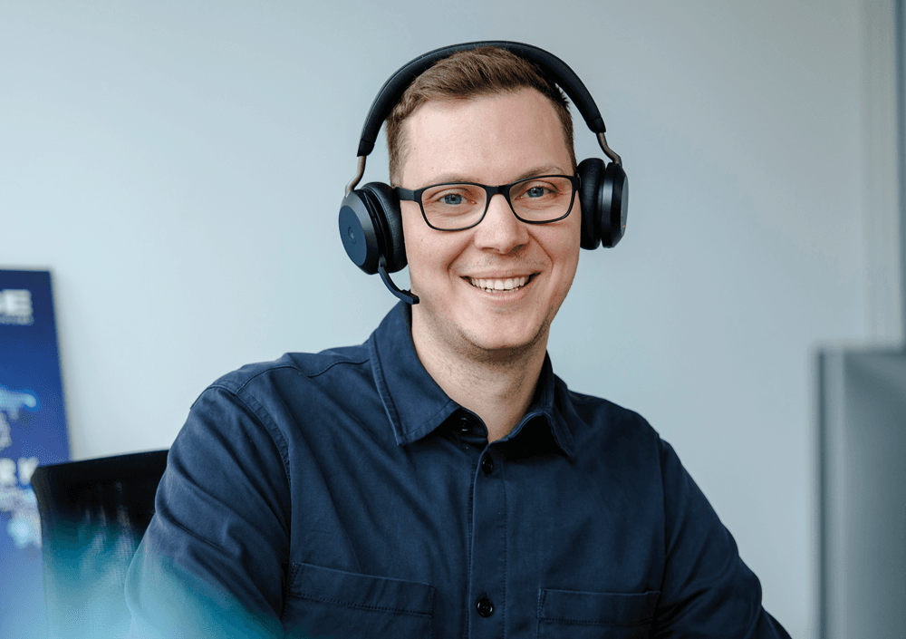 BOGE Kundendienst Mitarbeiter lächelt in die Kamera.