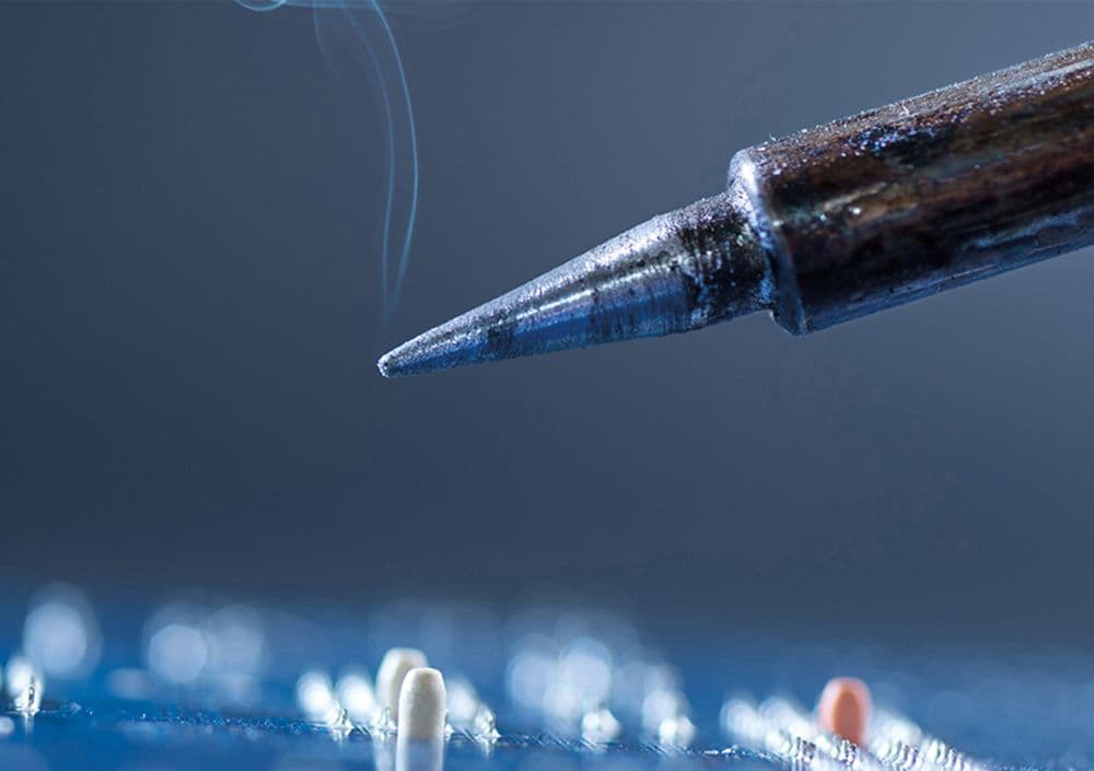 Dampfender Loetkolben ueber Mikrochip