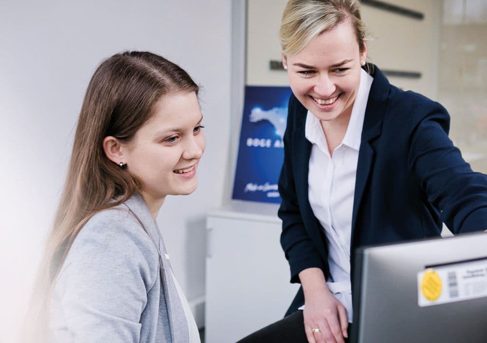 BOGE Ausbilderin zeigt einer Praktikanten Sachen auf einem Computer