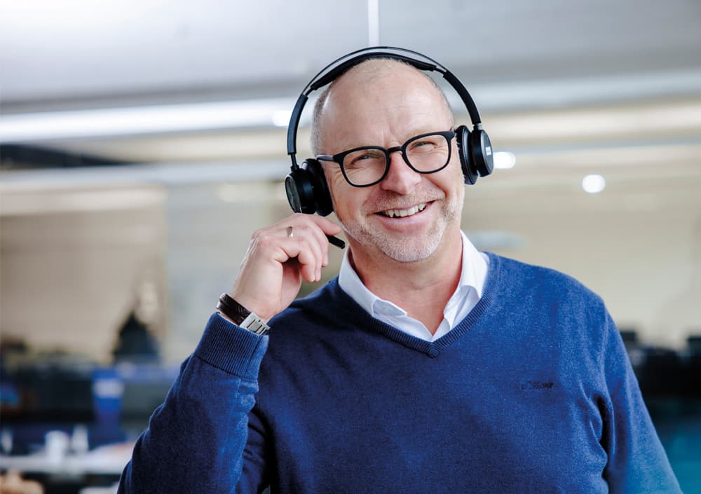 BOGE Support Ansprechpartner trägt ein Headset und führt ein Telefongespräch