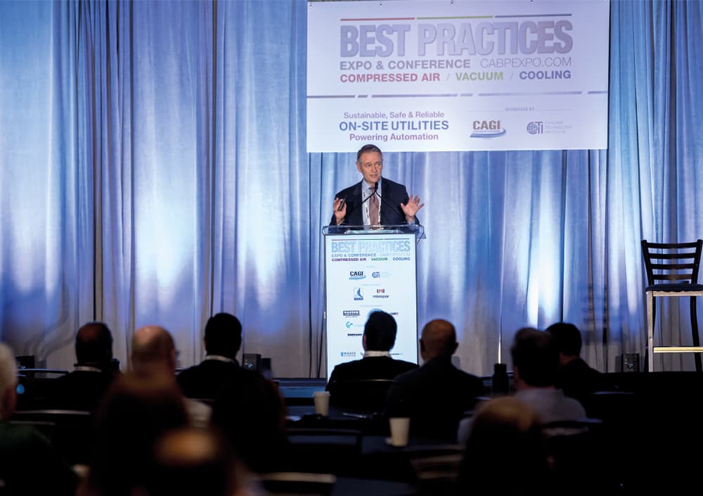 BOGE Vortragender auf Bühne vor Publikum auf der Best Practices Messe in Barcelona 2025