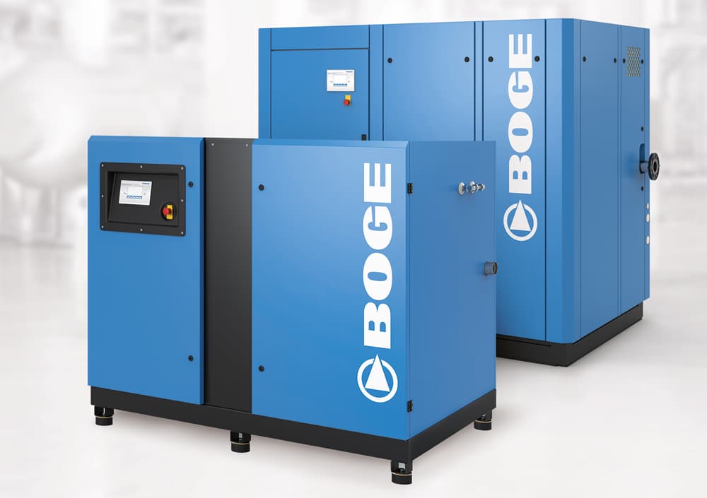 Zwei Bauvarianten der blauen BOGE Schraubenkompressor S-4 Baureihe hintereinander