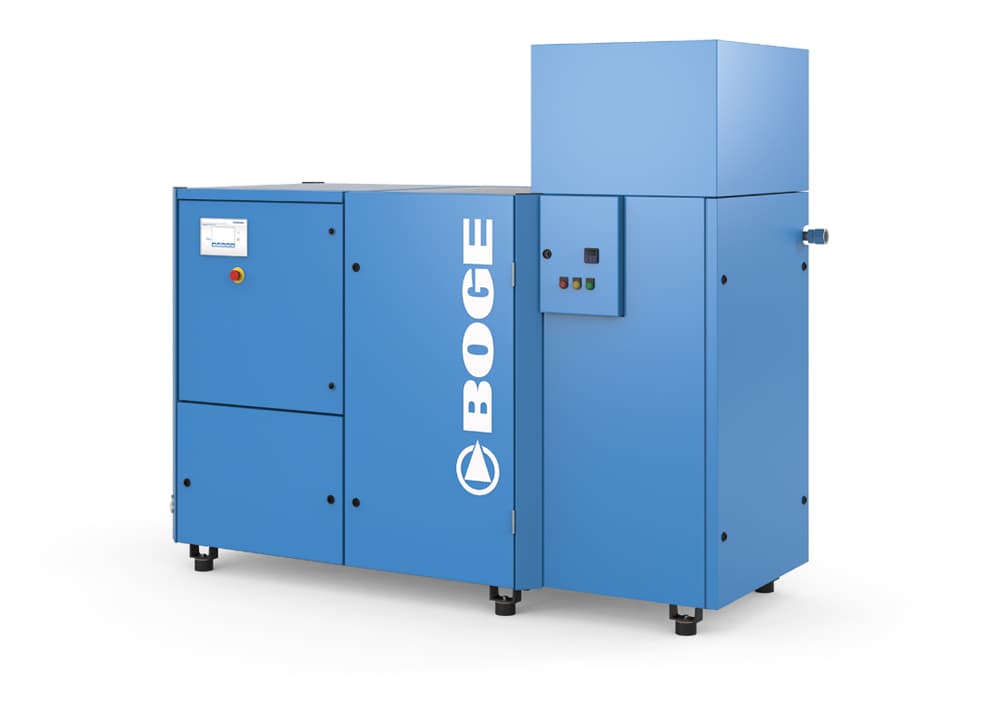 Ein BOGE Schraubenkompressor der S0-3 Bluekat Baureihe mit einer kw zahl von 30 bis 45 auf weißem Grund