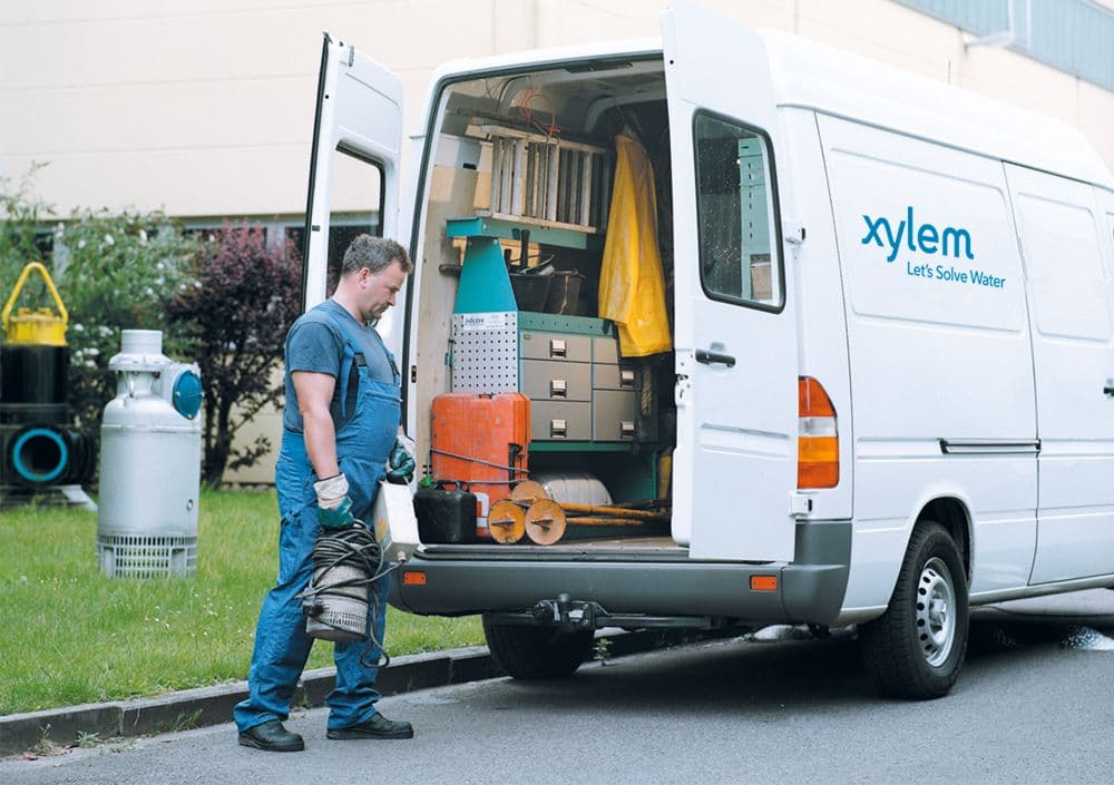 Mitarbeiter eines Kunden von BOGE der gerade etwas in einen Transporter lädt.