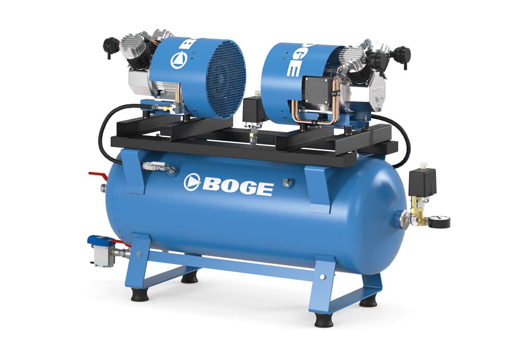 Zwei BOGE oelgeschmierter Kolbenkompressoren von der p-Baureihe auf einem Behaelter montiert
