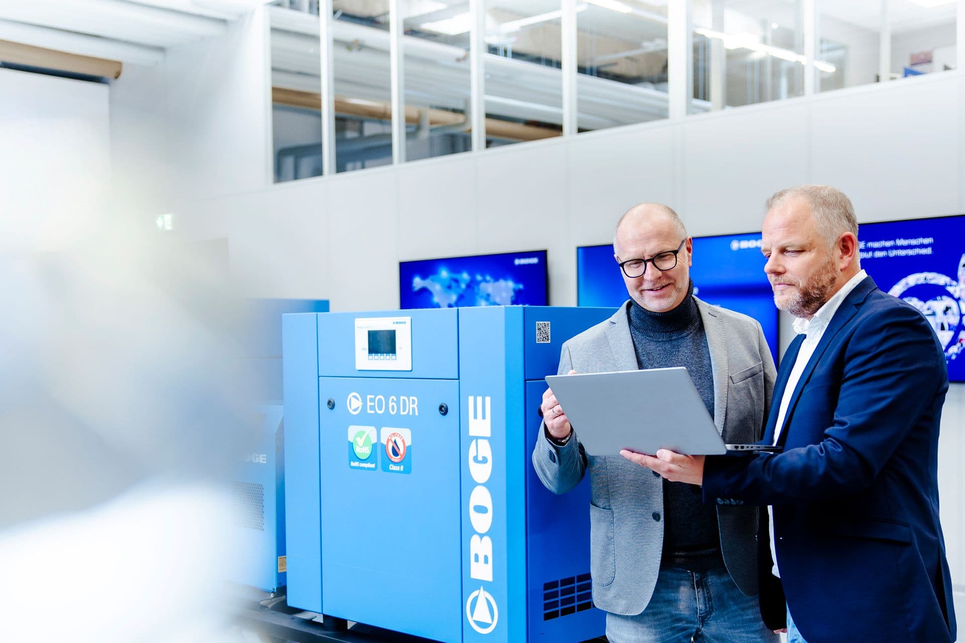 Ein BOGE Mitarbeiter hat ein Kundengespraech über die EO-Baureihe und zeigt die Daten von der Baureihe auf seinem Laptop