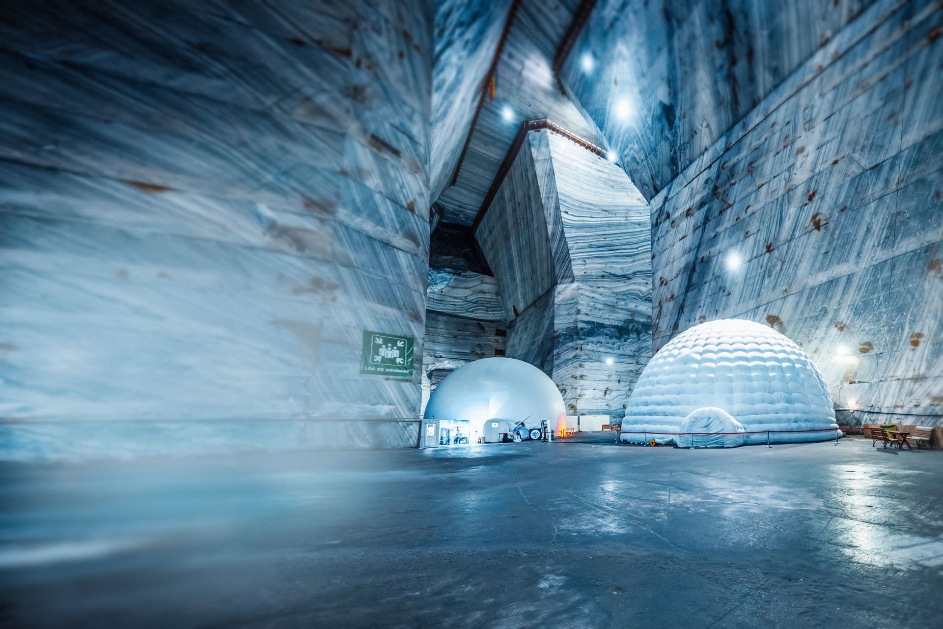 Unterirdischer Tunnel durch ein Salzbergwerk mit einer markanten großen weißen Kuppel, die den Raum erhellt.