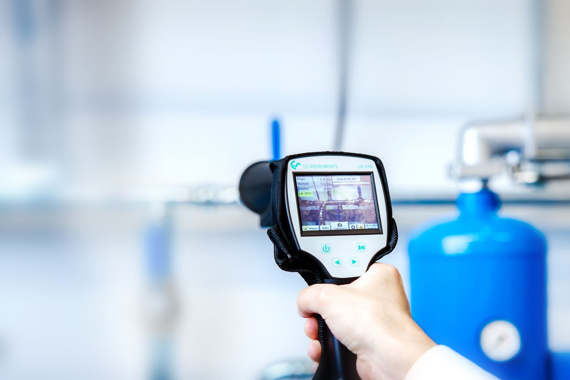 Ein Messgerät wird auf ein System von BOGE Druckluftbehaeltern gezielt