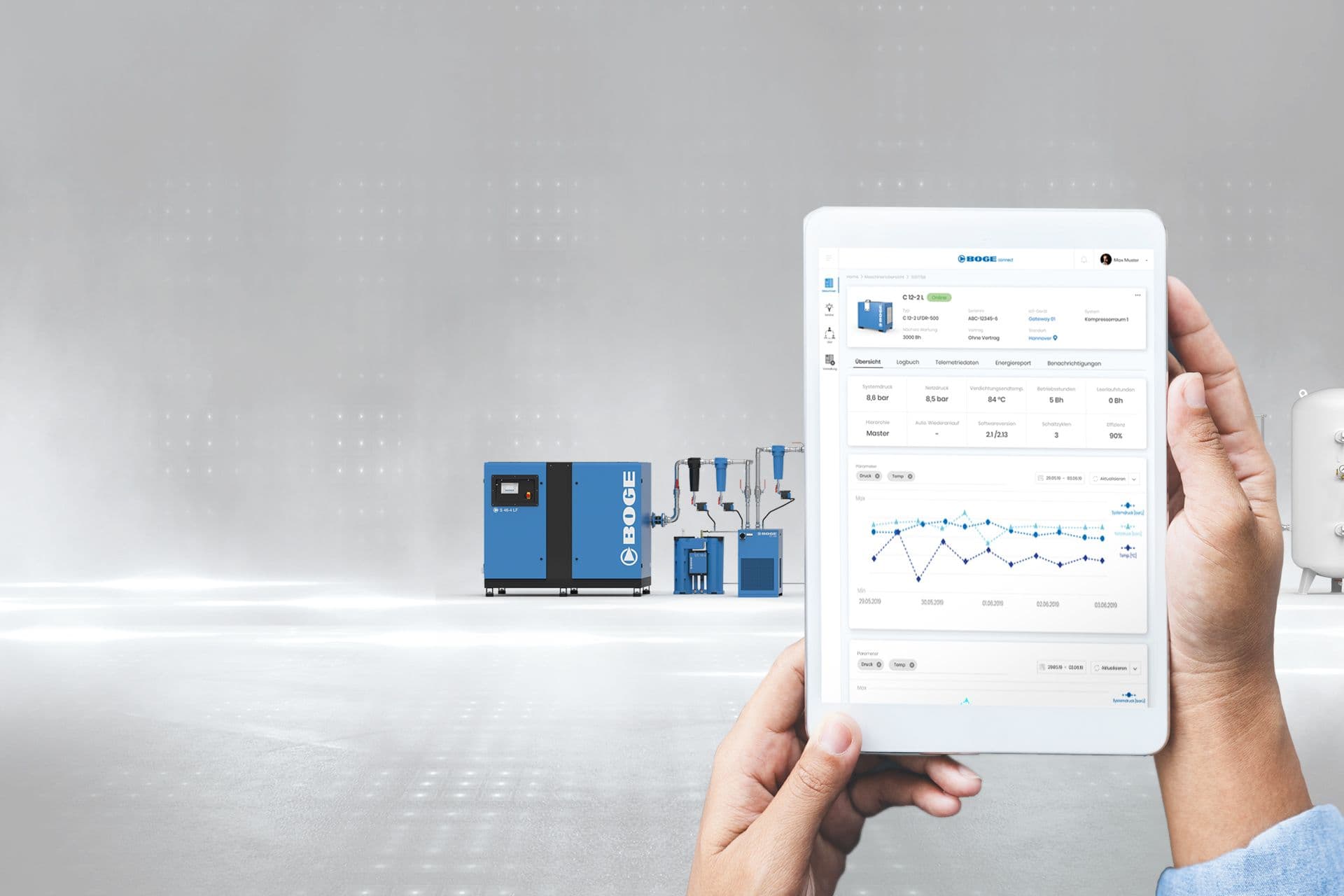 Ein BOGE Mitarbeite der für Druckluft beauftragt ist zeigt ein Tablet wo BOGE connect drauf ist und man dort alle wichtigen Daten drauf sehen kann, von einem Kompressor.