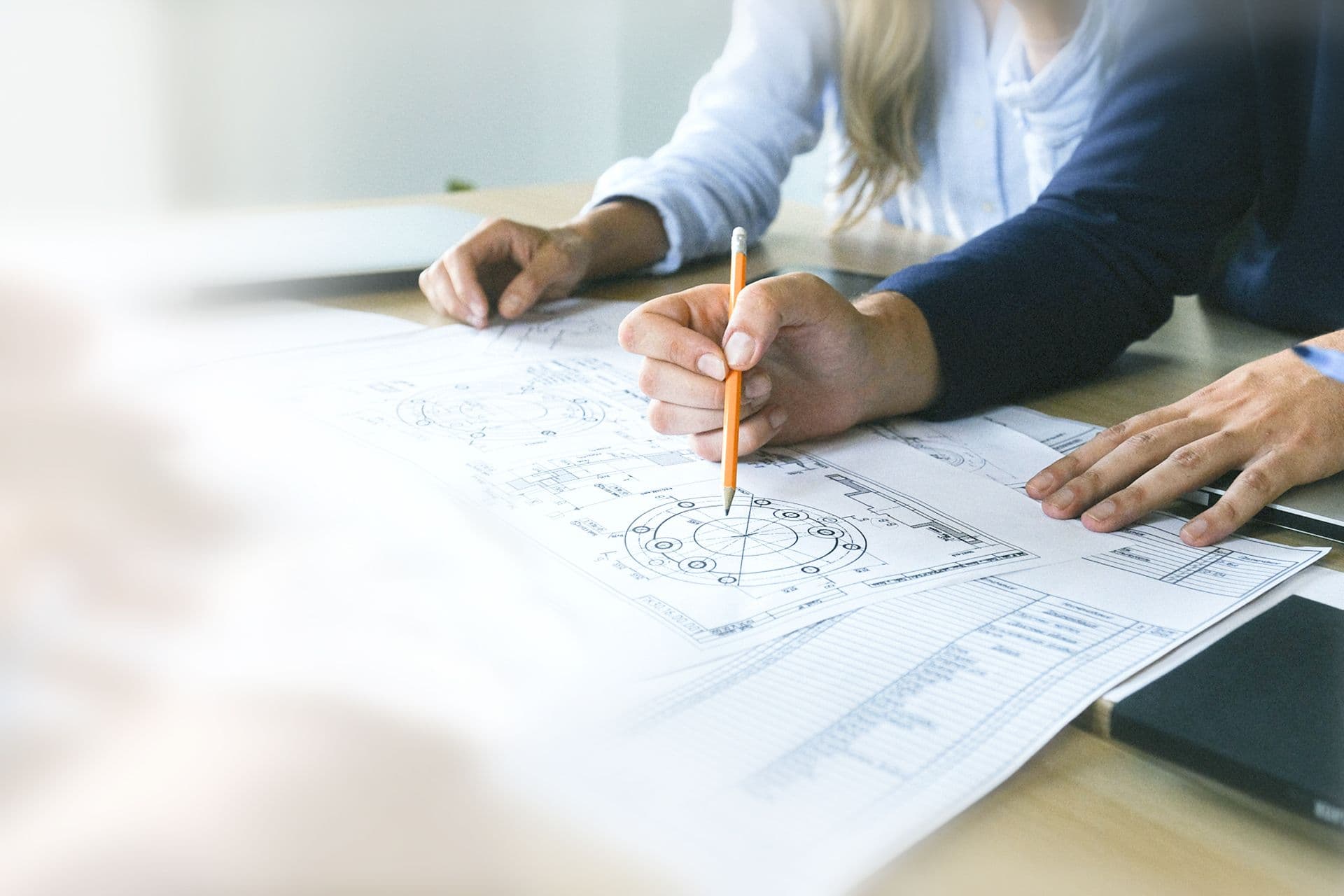 Zwei BOGE Mitarbeiter arbeiten an einer Planung für Bim und es wird auf eine Zeichnung gezeigt, wie es aussehen soll