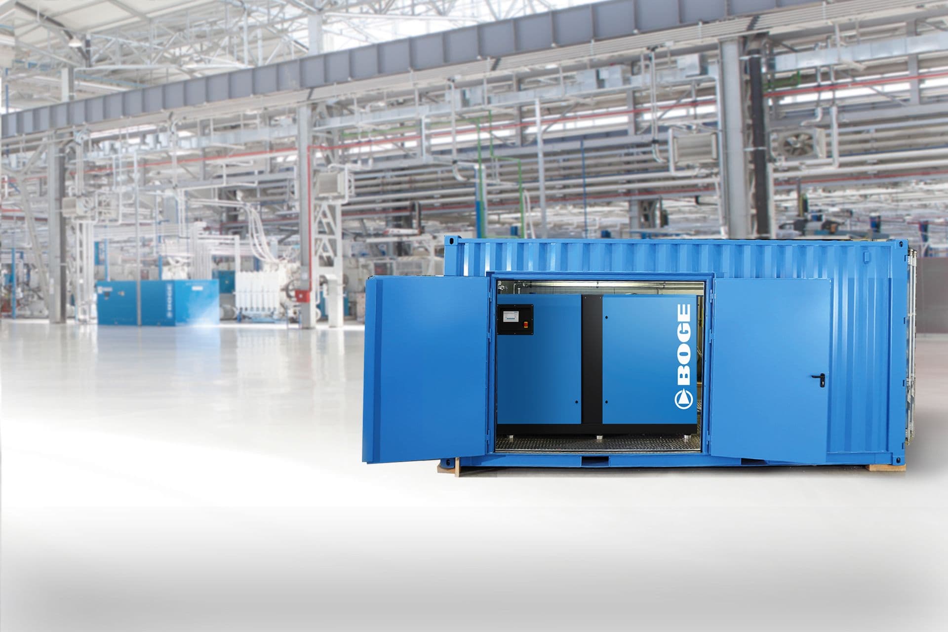 Der BOGE Container steht in einer Fabrikhalle und in dem Container ist eine Anlage mit eingebaut. Die steht dann in der Fabrikhalle zur benutzung