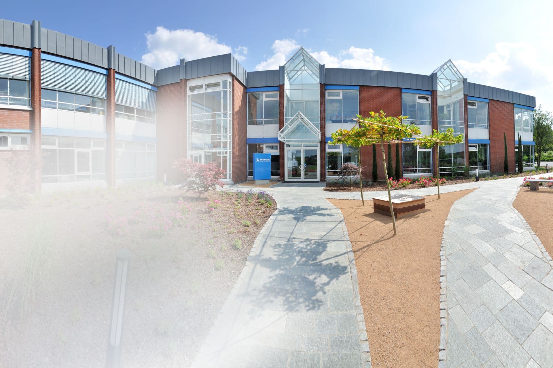 BOGE Bielefeld Hauptsitz Verwaltungsgebäude von außen bei Sonnenschein und blauem Himmel