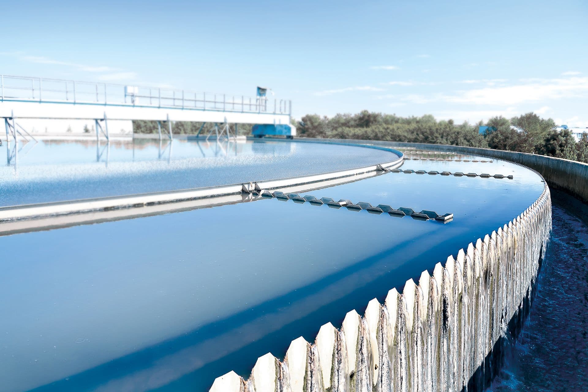 Eine große Wasseraufbereitungsanlage unter einem blauen Himmel.