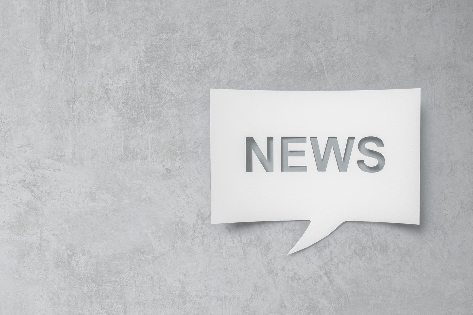 Sprechblase zeigt News Schriftzug auf grauem Hintergrund