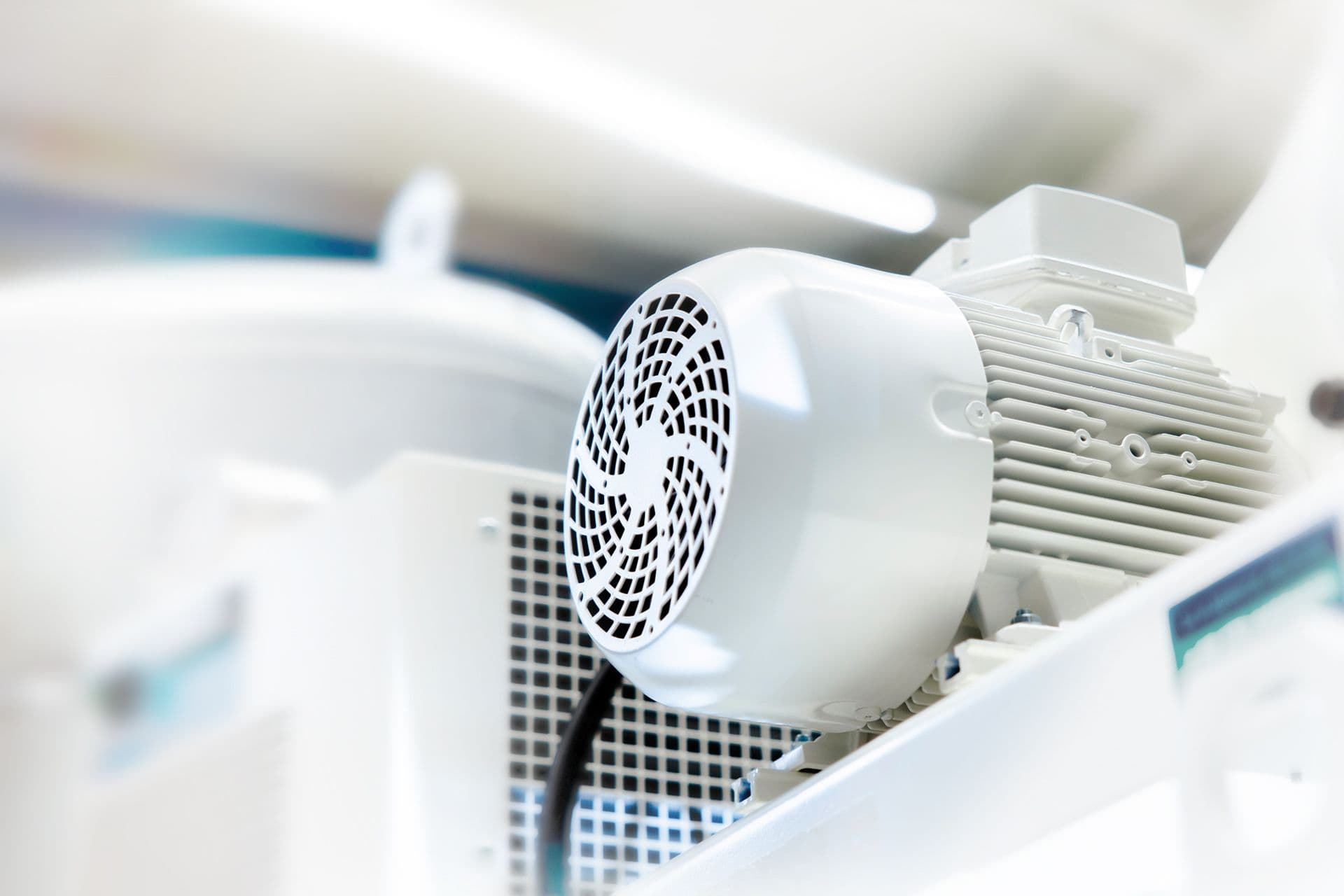 Nahaufnahme eines weißen Motors als Teil einer OEM Komponente