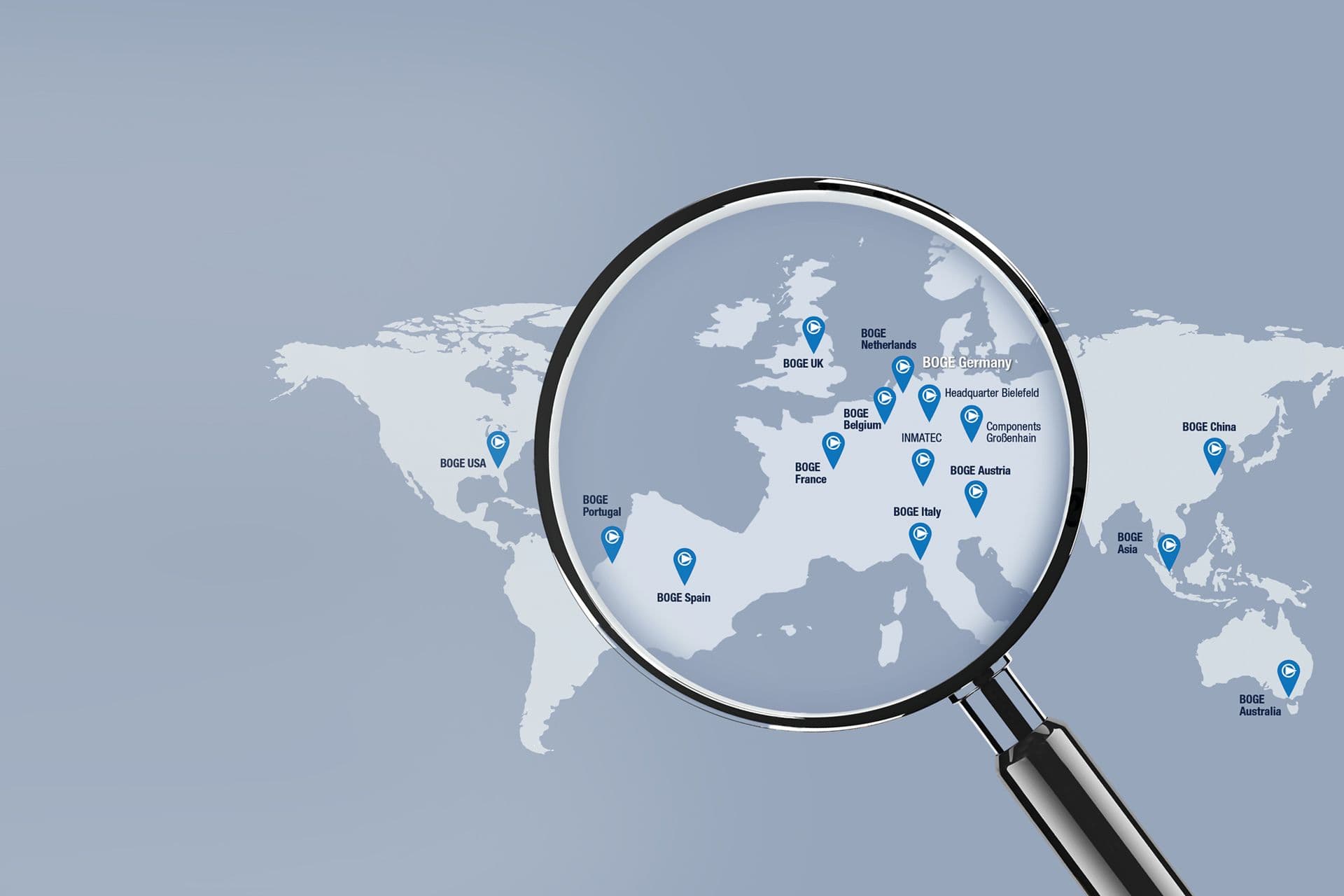 Lupe vergroeßert eine Weltkarte, auf welcher die Internationalen Standorte von Boge angepinnt sind