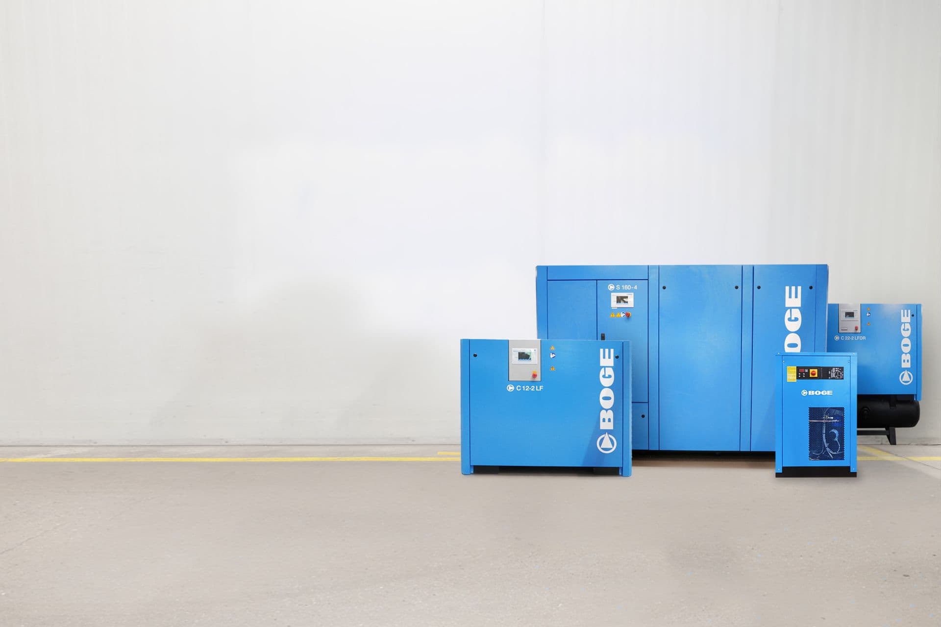 Gruppe von Gebrauchtmaschinen vor einem Betonhintergrund