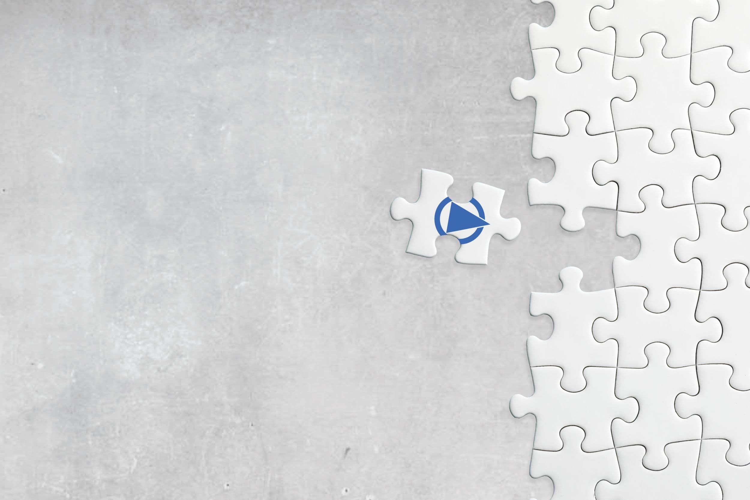 Das Logo von BOGE ist auf ein Puzzlestueck drauf und das wird in das fehlende Puzzleteil hinzugefuegt