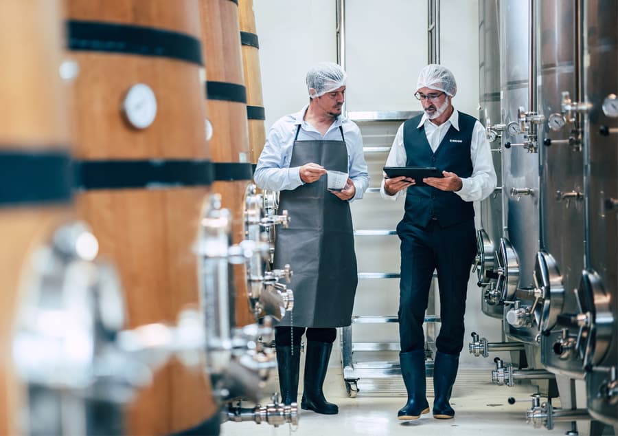 Eine Kundenberatung die vor Ort durchgeführt wird und in einer Lagerhalle stattfinden aus der Lebensmittel und Getraenkeindustrie