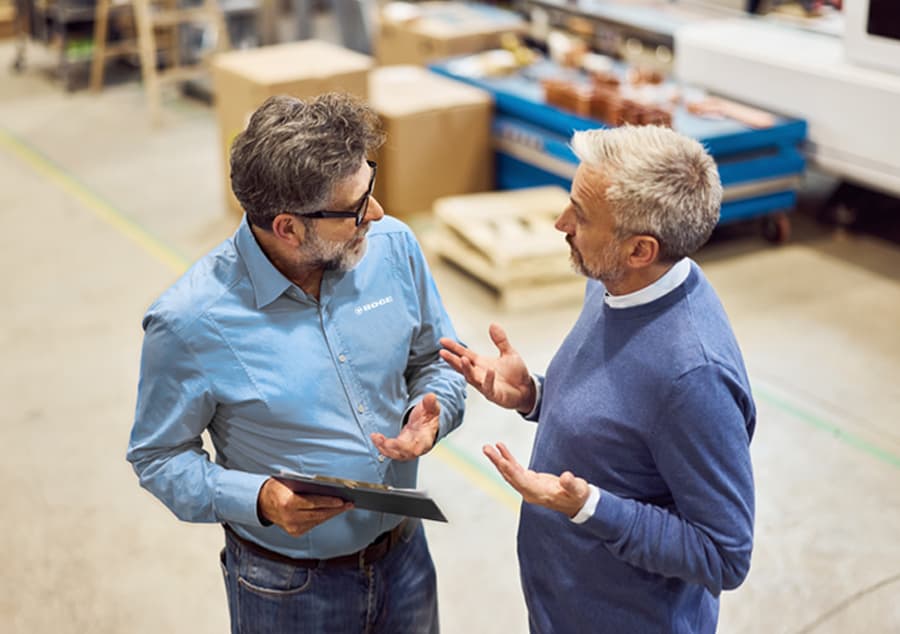 Eine Kundenberatung die in einer Lagerhalle stattfindet