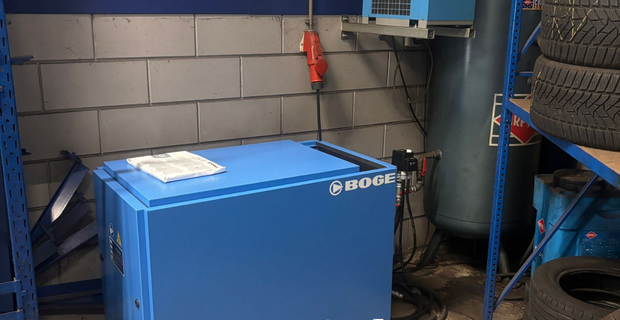 Wat zijn de vereisten voor de elektrische aansluiting van een compressor?